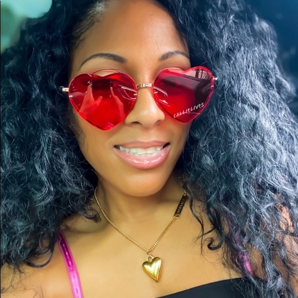 🌞❤️Red Heart Shaped Sunglasses❤️ - Picture 3 of 4